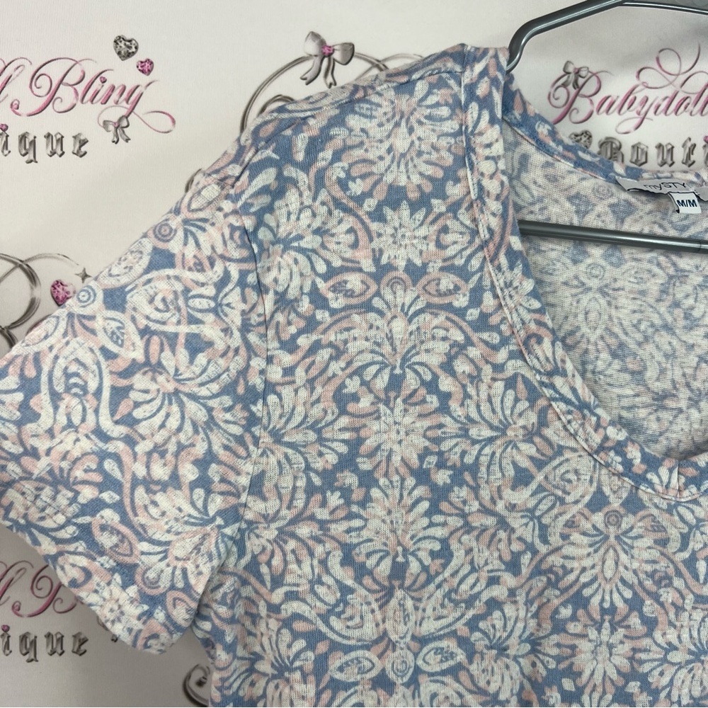 Mystyle tshirt top pockets floral Elegant Blue and White Floral Women's Tee - Picture 6 of 11